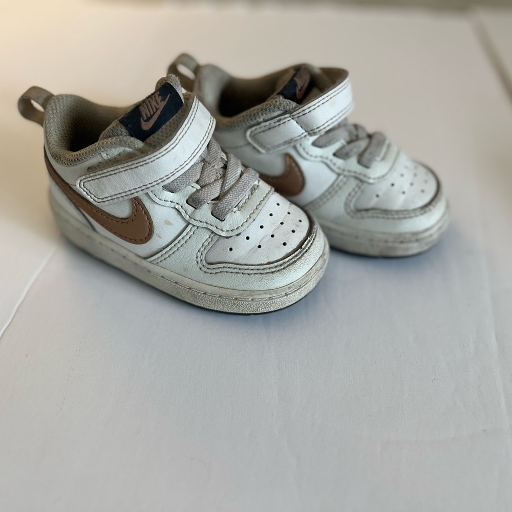Nike Kids Toddler White and Gold Sneakers 8T Pre-Owned